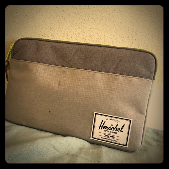 11" Herschel Laptop Case!! - Picture 1 of 4