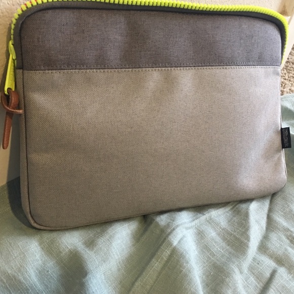11" Herschel Laptop Case!! - Picture 3 of 4