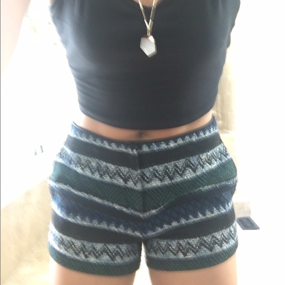 Aztec patterned shorts - Picture 2 of 2