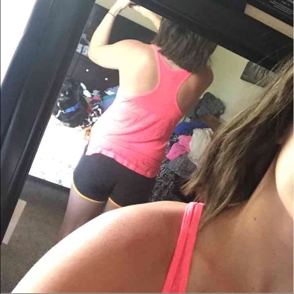 Small Aerie flowy tank top - Picture 2 of 4