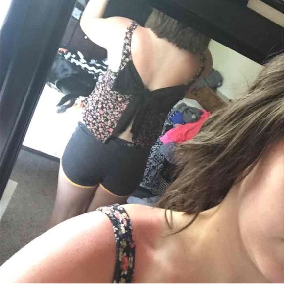 Small bow back top! - Picture 3 of 4