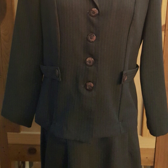 Two pc suit, skirt / blazer - Picture 2 of 2