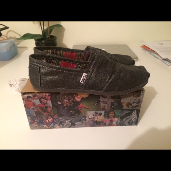 Toms gray metallic size 7