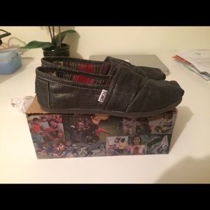 Toms gray metallic size 7