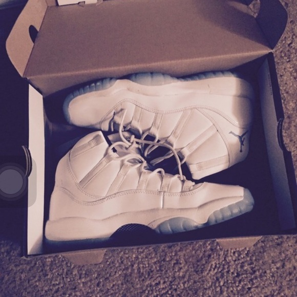 Jordan Retro 11s legend blues