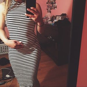 Midi dress with a slit on the side