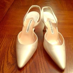 Manolo Blahnik nude satin sling back pumps heels