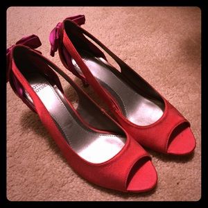 NWT - super cute orange and pink bow pumps