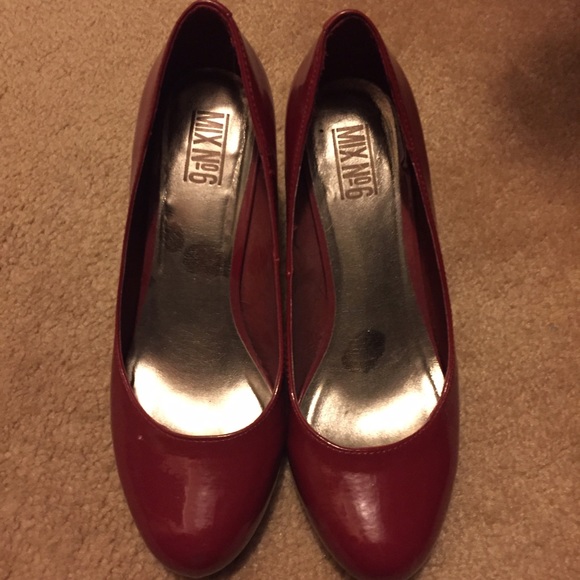 Red pumps - Picture 2 of 4