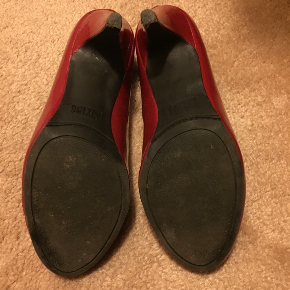 Red pumps - Picture 3 of 4