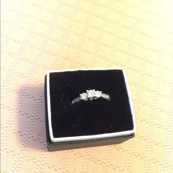 Diamond 3-stone engagement ring - Picture 1 of 4