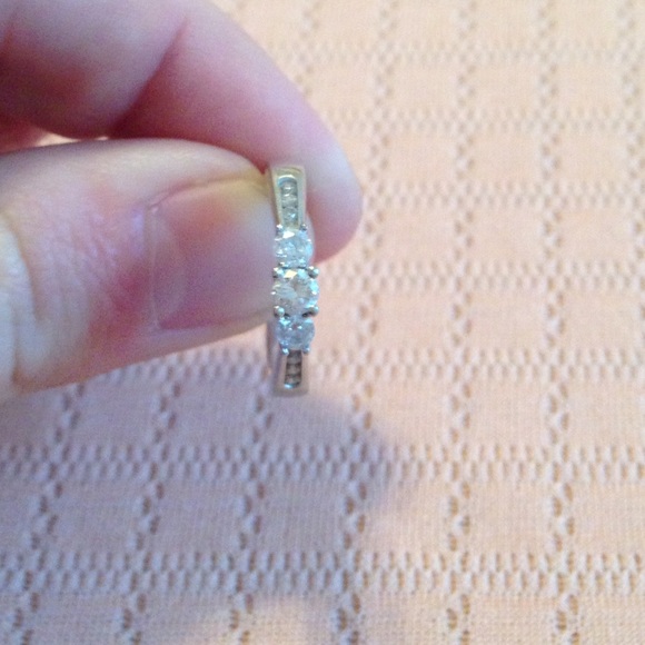 Diamond 3-stone engagement ring - Picture 2 of 4