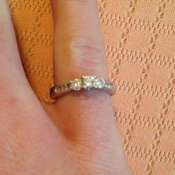 Diamond 3-stone engagement ring - Picture 3 of 4