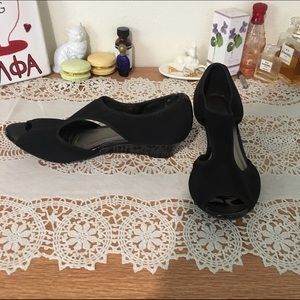 Stretchy low-heel