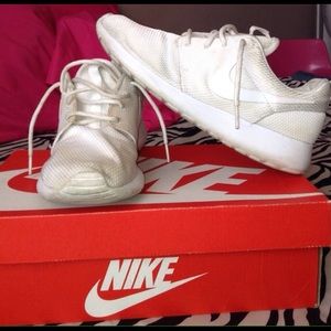 All White Roshe Run