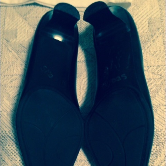 Shoes - Picture 4 of 8