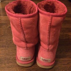 Short classic UGGs in dark pink (almost red) color