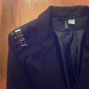 Fitted jacket with front pockets. Lined.