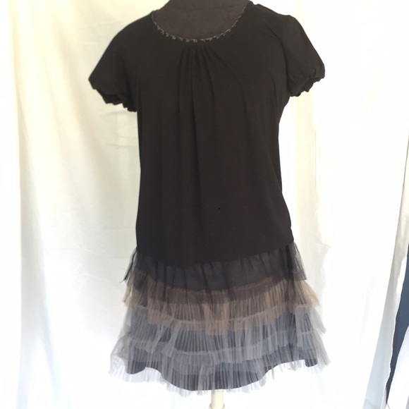 *Cute black top & frilly skirt*