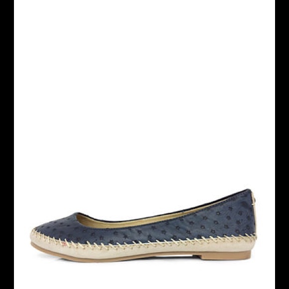 Stylish Flats - Picture 2 of 3