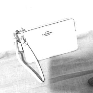 🙌🏼 Host Pick 🙌🏼 White Coach Wristlet!