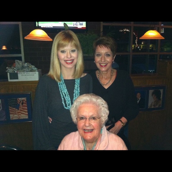 Hi! I'm Sarah Jane 🎀 welcome to my closet! - Picture 4 of 4