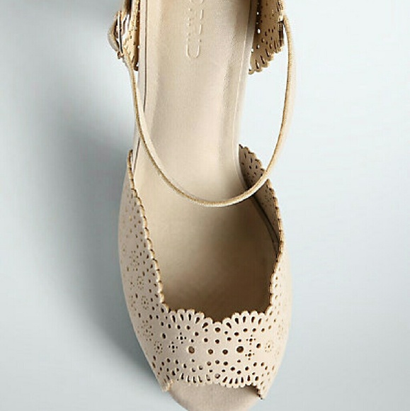 ISO TORRID PERFORATED PEEP TOE HEELS SIZE 11 - Picture 2 of 2