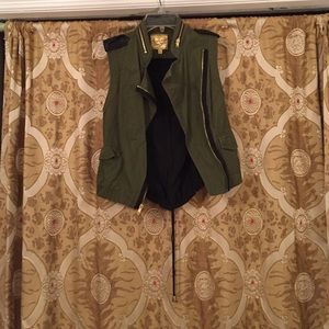 Green Cargo Vest SZ S EUC