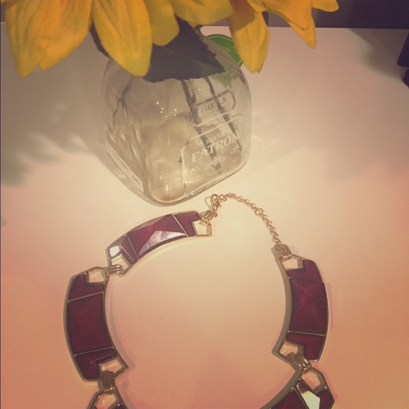 Red statement necklace 💚