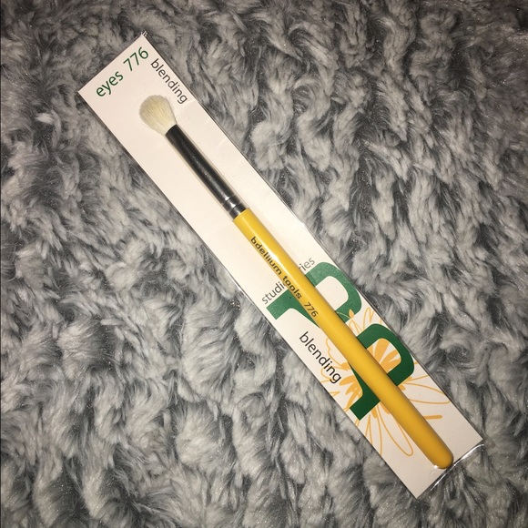 Bdellium blending brush