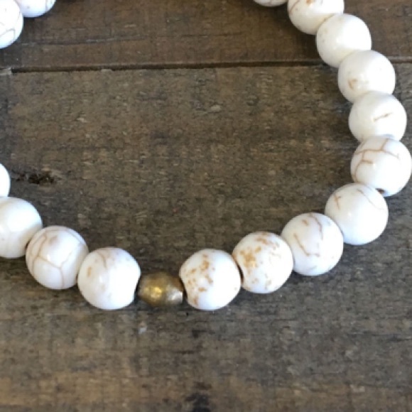 ๐SALE๐Calming Howlite Bracelet - Picture 2 of 3