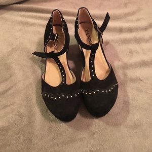 Black wedges