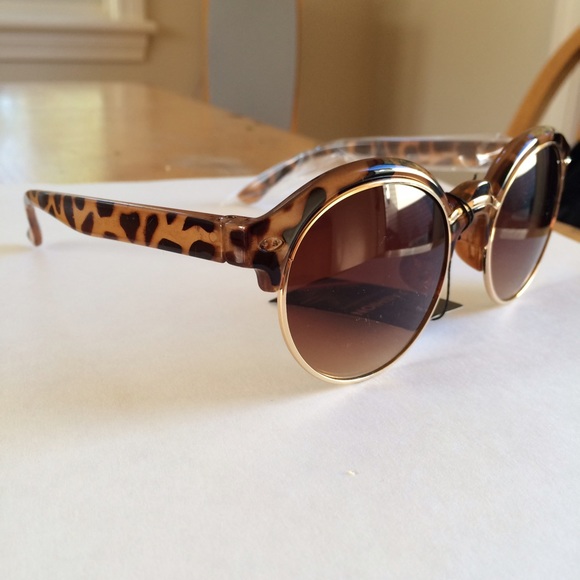 🚫 sold in bundle - Leopard Round Retro Sunnies - Picture 2 of 3