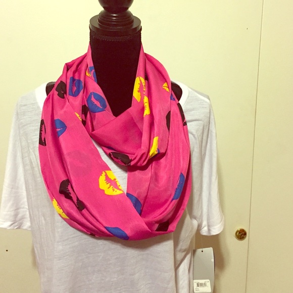Trendy infinity scarf in pink with Lip prints