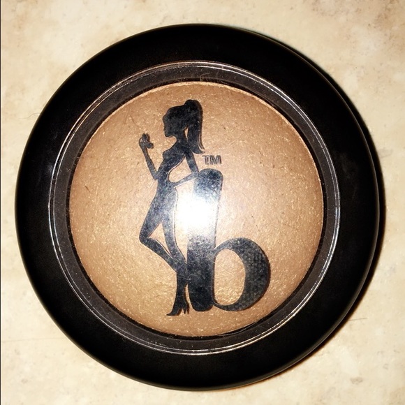 Be a Bombshell baked bronzer - Picture 1 of 3