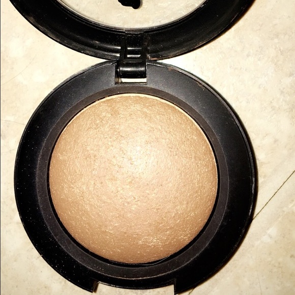 Be a Bombshell baked bronzer - Picture 2 of 3