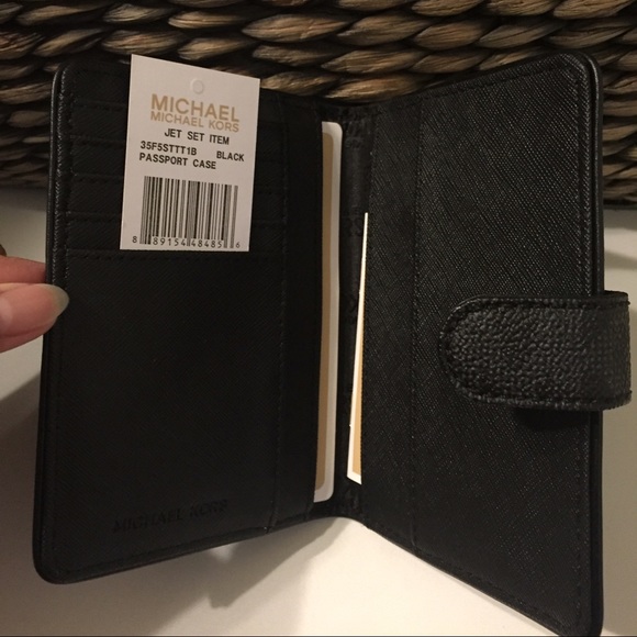 SALE!! Michael kors passport case - Picture 2 of 3