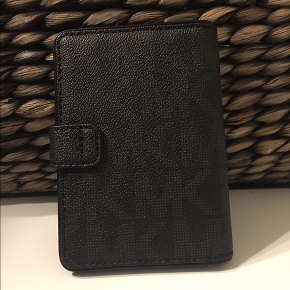 SALE!! Michael kors passport case - Picture 3 of 3