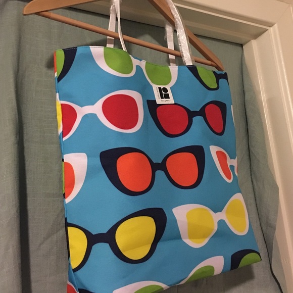 Estée Lauder Summer Tote! - Picture 3 of 4