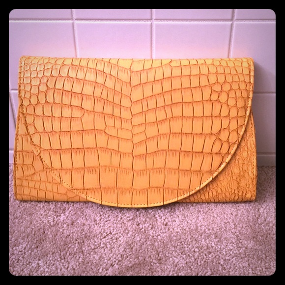Beautiful yellow clutch. - Picture 1 of 1