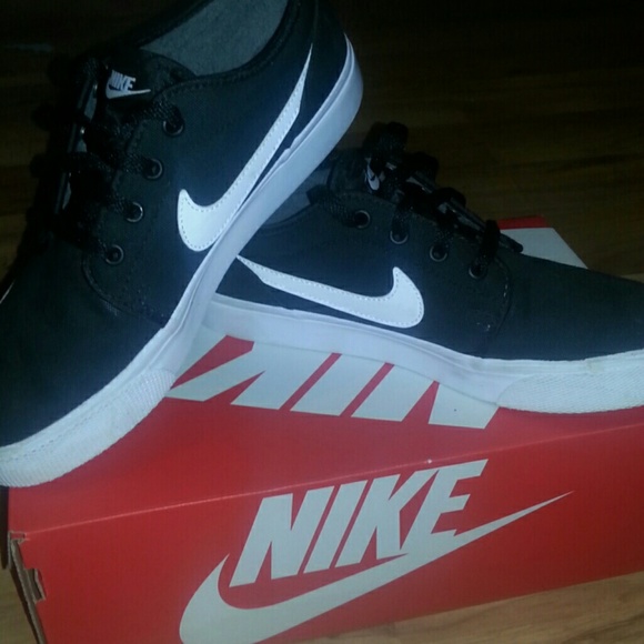 Nike shoes - Picture 1 of 3