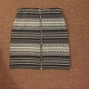 Black and white patterned skirt with zipper