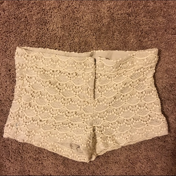 Express Cream Crotchet Shorts - Size 6