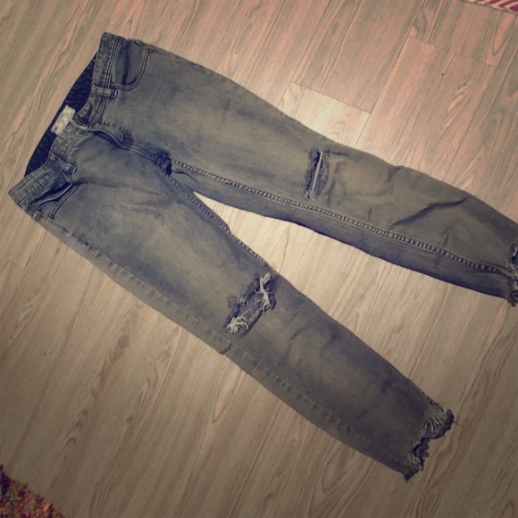 Free People Distroyed Skinny Cropped Jean