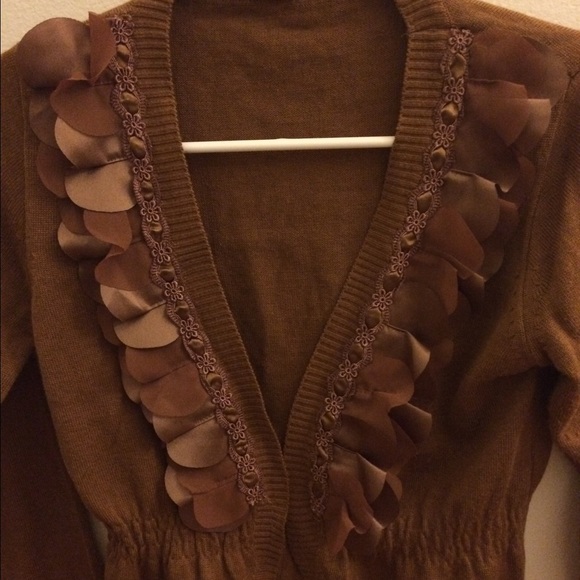 Vintage brown sweater with beautiful ruffles