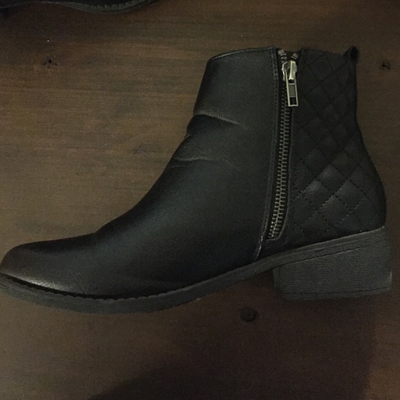 Black quilted black Chelsea boots