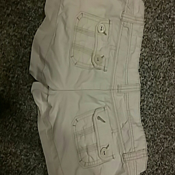 Beige/sand colored shorts - Picture 2 of 4