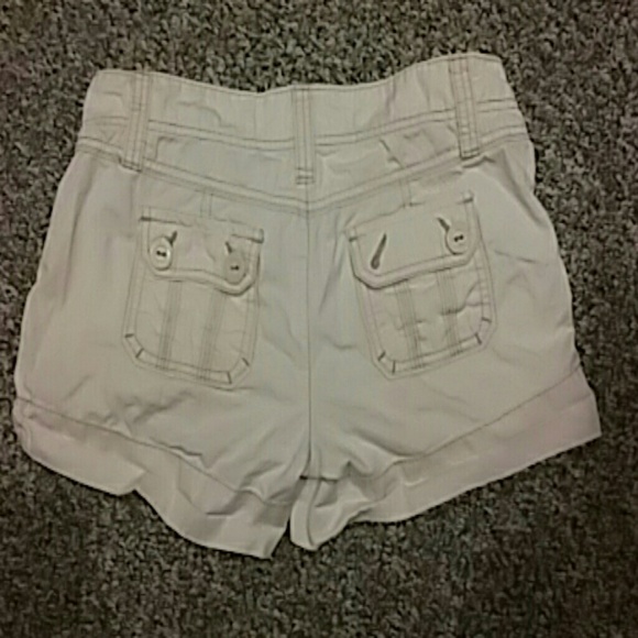 Beige/sand colored shorts - Picture 3 of 4