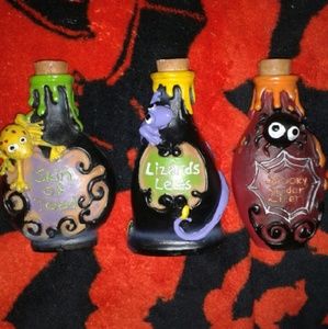 Halloween decor, toad, lizards, spiders.