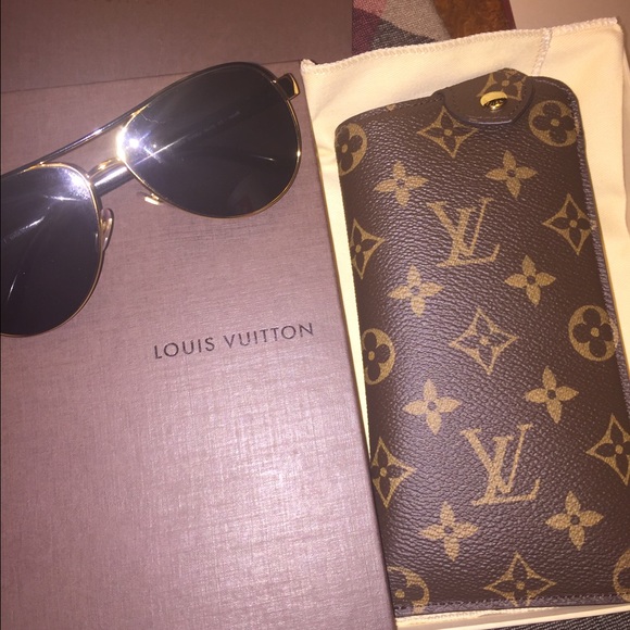 LV SUNGLASS CASE MM (SOLD)